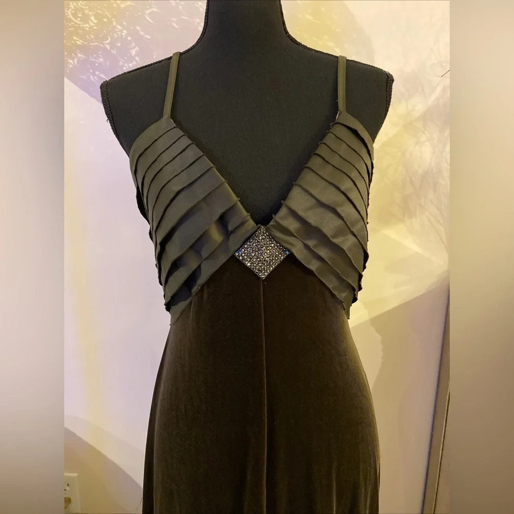 Tadashi velour evening dress size medium - Picture 3 of 9